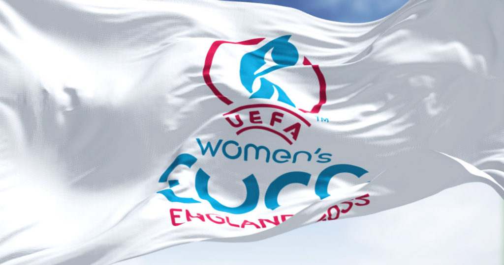 Die weiße Flagge der UEFA Women’s Euro 2022 flattert im Wind.